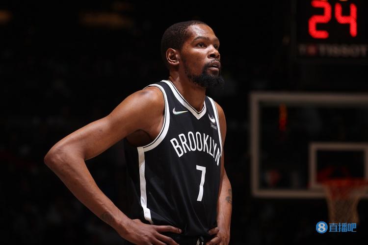 篮球篮网主力球员赛后受媒体采访（篮网队核心球员赛后接受媒体采访）