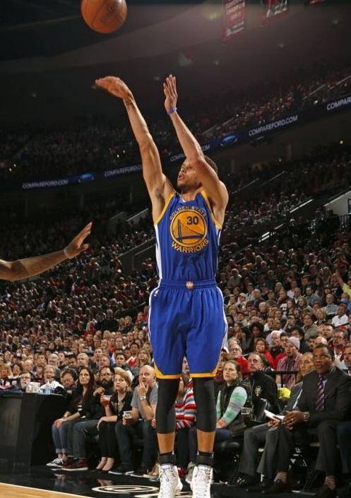 约基奇失误引发争议，掘金球员反抢展现决心（约基奇失误引热议，掘金众将反抢体现斗志）