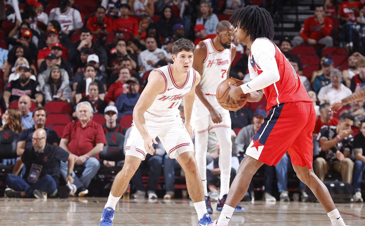 那不勒斯欲租曼联中场梅诺并承担全额薪资（那不勒斯有意租借曼联中场梅诺，愿承担其全部薪资）