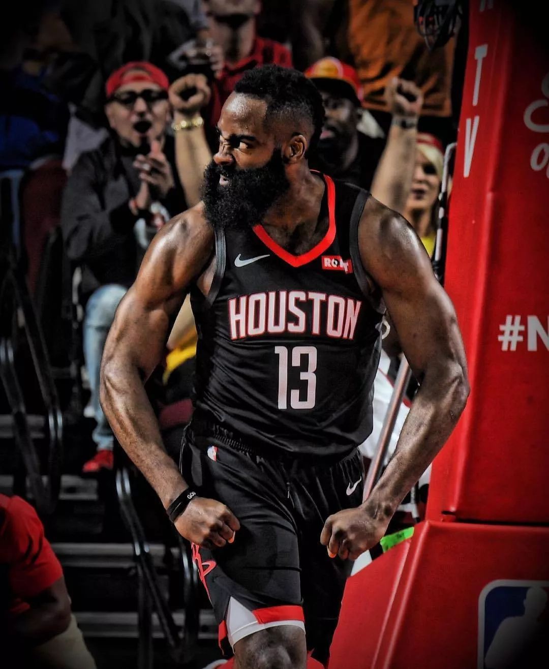 世体：法兰克福球迷在诺坎普制造骚乱，巴萨要求经济赔偿（世体：诺坎普爆发法兰克福球迷骚动，巴萨拟追索经济赔偿）