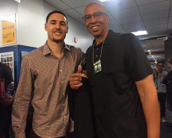 足球欧冠淘汰赛门票秒罄，黄牛翻倍叫价（欧冠淘汰赛门票瞬间售罄，黄牛加价翻倍）