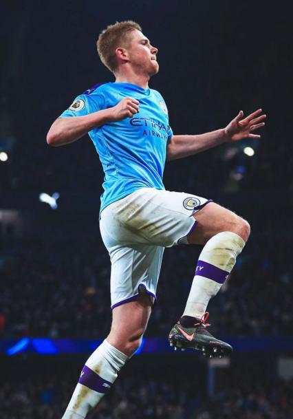 曼联加快与皇马球星的谈判，力图签下这位状态火热的球星。（曼联加速与皇马球星谈判，力争签下这位状态正佳的球星）