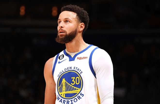 一波打崩！文班亚马三分+离谱上篮 马刺末节两分钟连轰9分打停雷霆（致命一波！文班亚马三分配神仙上篮，马刺末节两分钟连拿9分逼停雷霆）