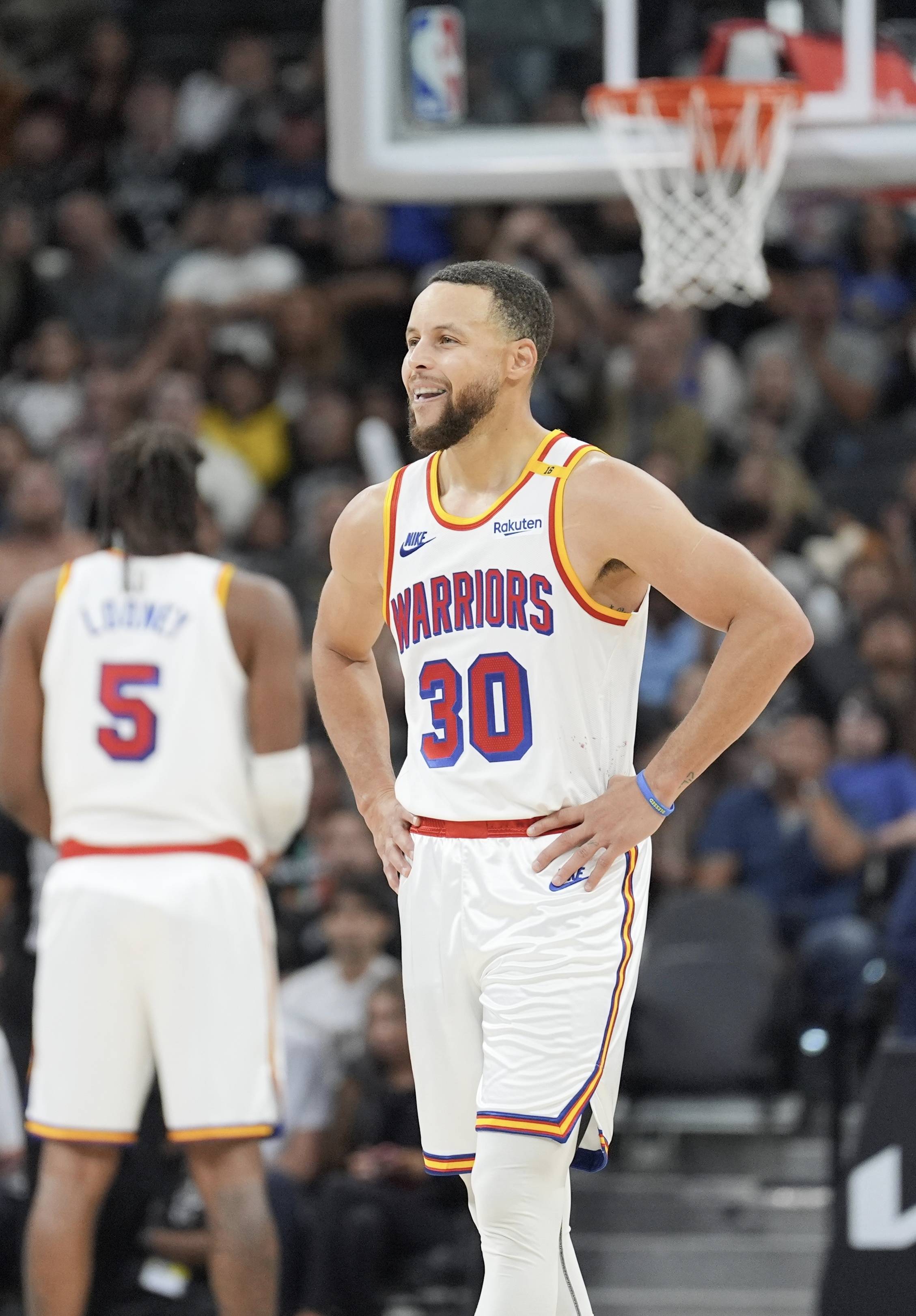 真男人！蓝军前锋遭入室盗窃，其夺刀对峙窃贼保护家人（硬汉本色！蓝军前锋遭遇入室行窃，夺刀与贼对峙护家人）