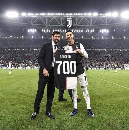 芬奇：华子吸引包夹既能为队友创造机会自己也能得到好的出手机会（芬奇：华子吸引夹击，不仅能为队友创造空位，也能为自己争取优质出手）