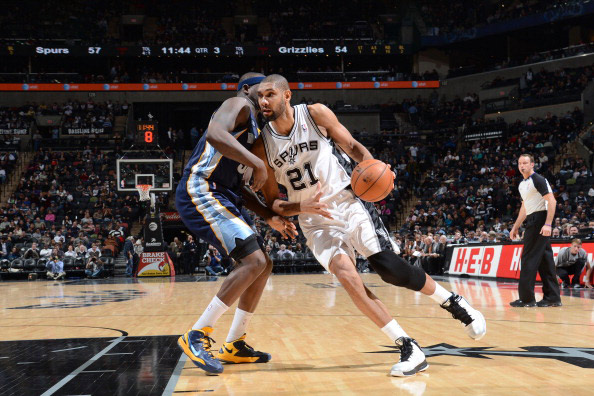 亚历山大首节高效表现，为球队奠定基础（亚历山大首节火力全开，助球队抢占先机）