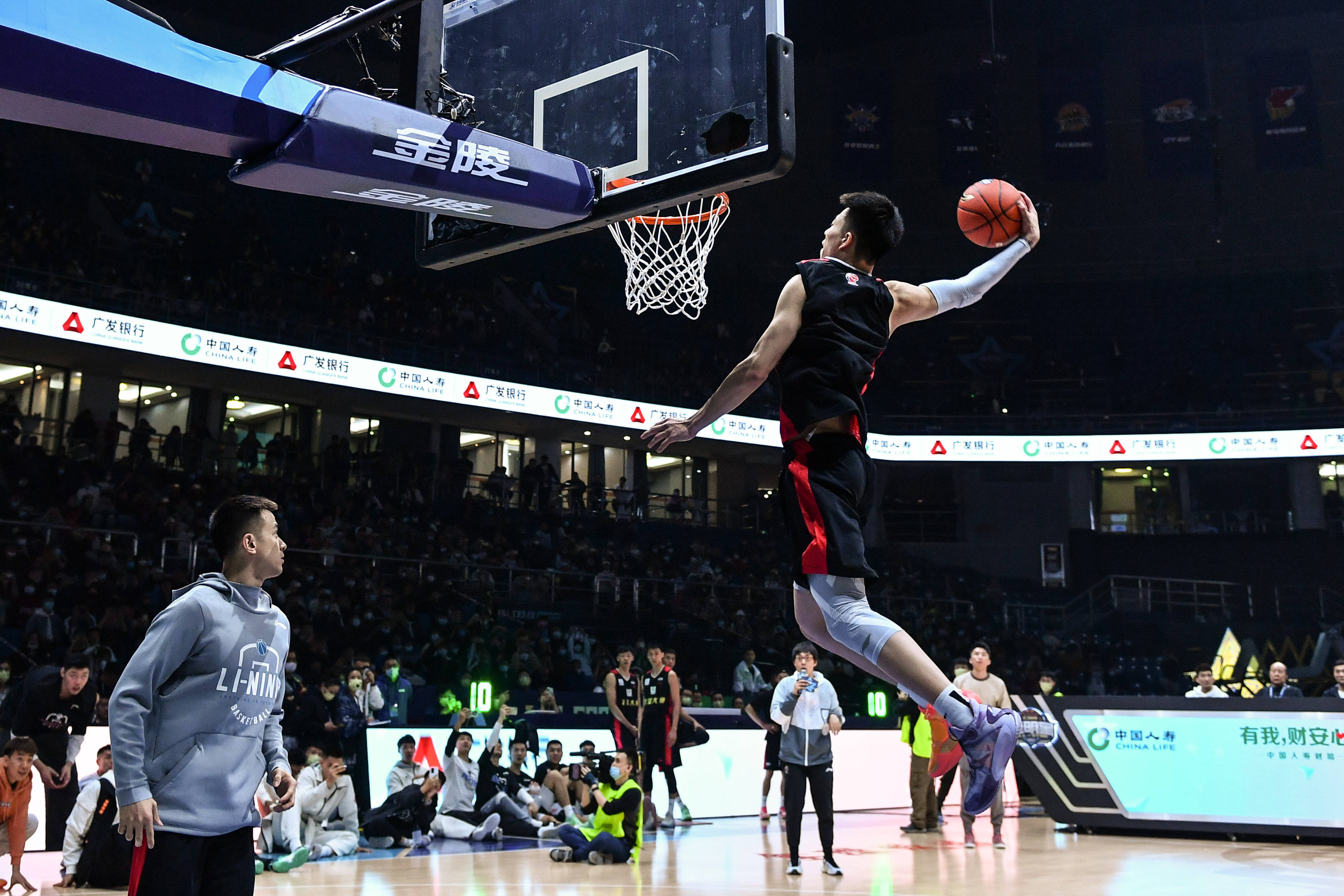 决胜局1扣3拦成奇兵！1.82米超星身体素质爆炸 二传主攻接应都能打（抢五局1扣3拦成制胜关键！1.82米超新星运动能力爆表，可胜任二传、主攻、接应）